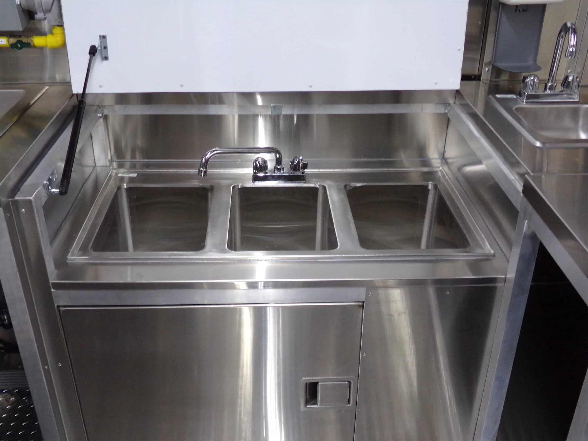 Buffalo Farm to School to you truck, inside, sink