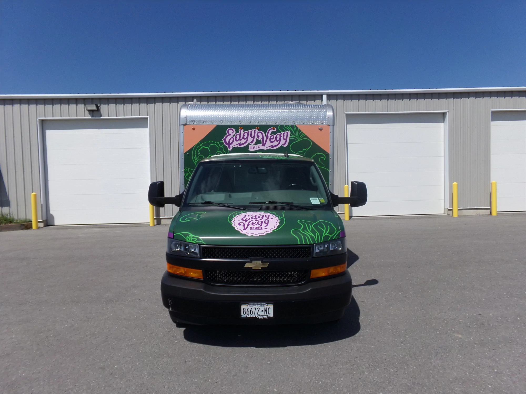 Edgy Vegy Buffalo truck, outside, front