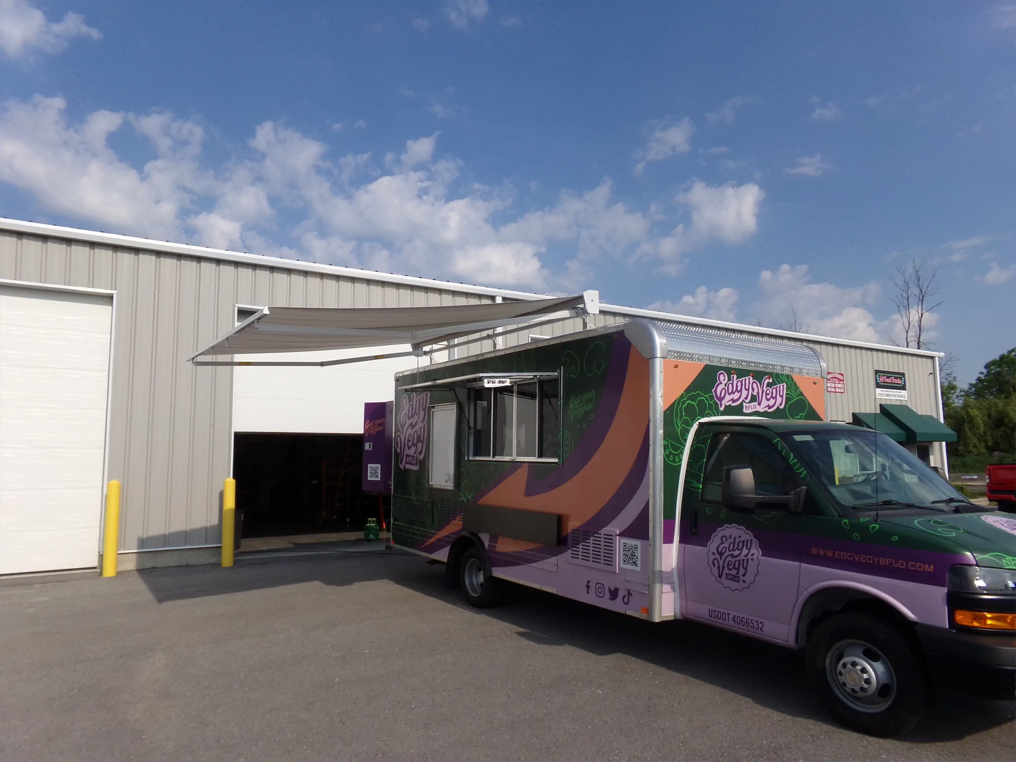 Edgy Vegy Buffalo truck, outside, right side