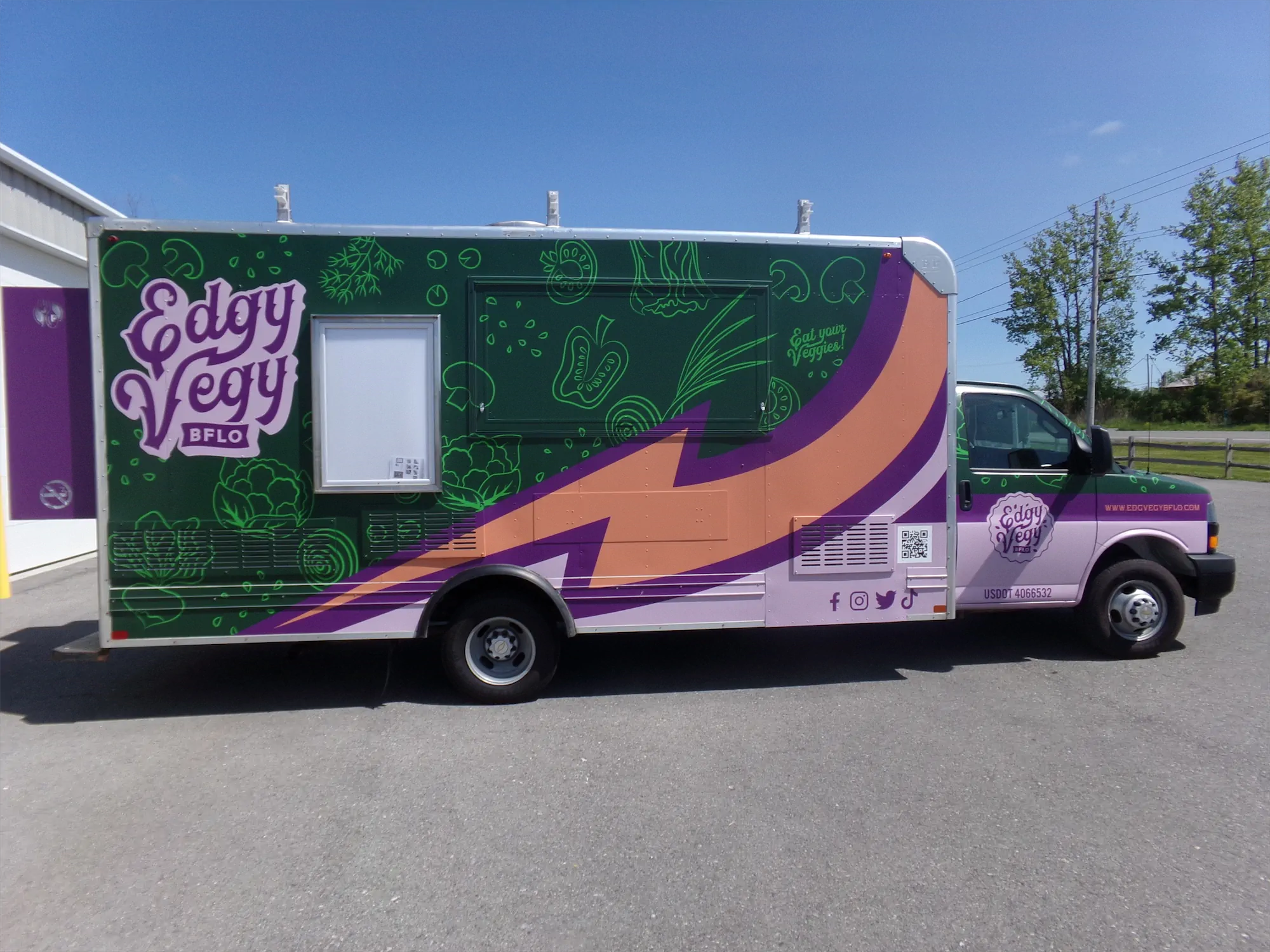 Edgy Vegy Buffalo truck, outside, right side