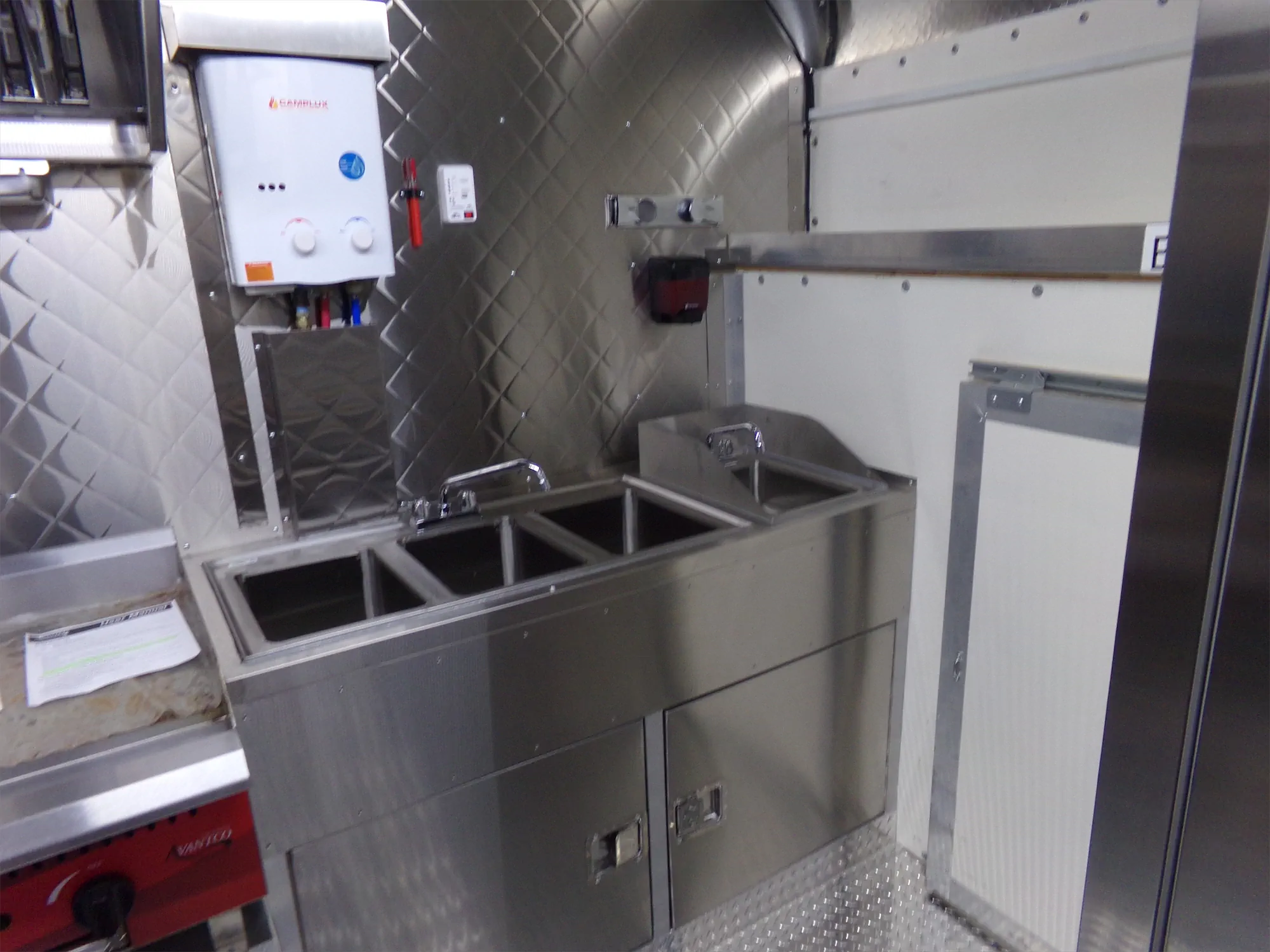 Edgy Vegy Buffalo truck, inside, sink